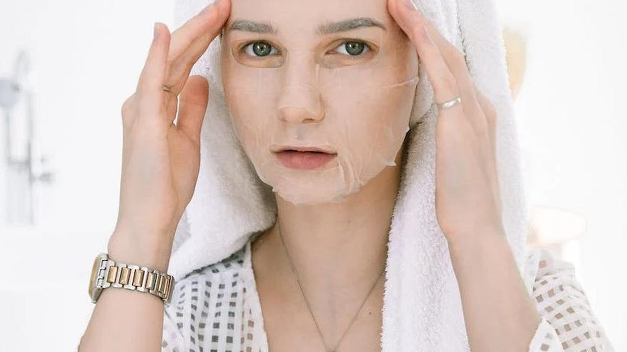 Sinar UV juga berkontribusi pada pembentukan kerutan, oleh karena itu penggunaan sunscreen dengan SPF 30 sangat dianjurkan, bahkan saat tidak terpapar sinar matahari secara langsung.
