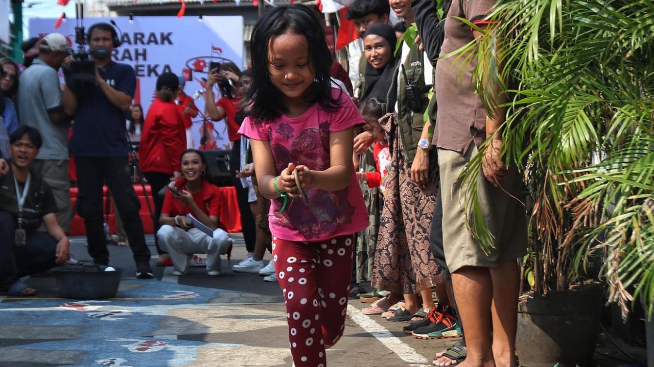 Pada lomba menangkap belut ini kemampuan peserta dalam memegang hewan bertubuh licin itu diuji.