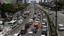 Kondisi arus lalu lintas di sepanjang tol dalam kota yang mengalami kemacetan, Jakarta, Kamis (24/12/2015). Kemacetan ini terjadi hingga ke jalan-jalan tol yang mengarah keluar Jakarta. (Liputan6.com/Angga Yuniar)