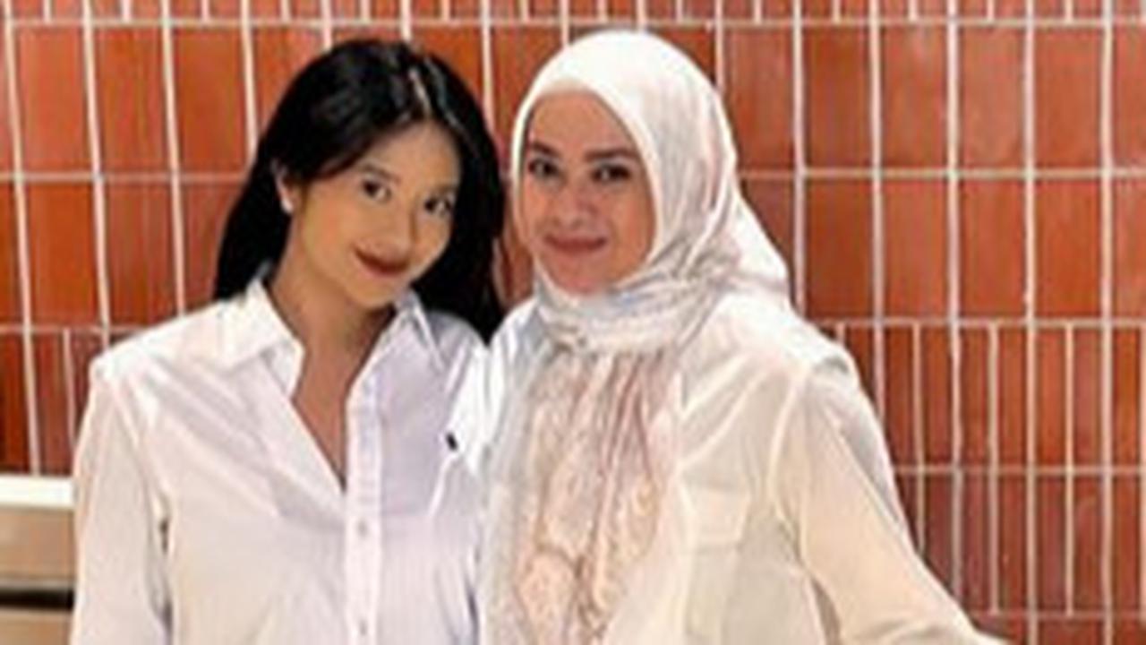 Potret Ikke Nurjanah Bareng Putri Cantiknya Adira Kania Kompak Berbusana Putih, Disebut Makin Mirip Bak Kembar