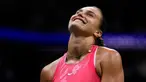 Aryna Sabalenka, dari Belarusia, bereaksi selama tiebreak melawan Madison Keys, dari Amerika Serikat, dalam semifinal tunggal putri kejuaraan tenis AS Terbuka, Jumat, 8 September 2023, di New York. (AP Photo/Manu Fernandez)