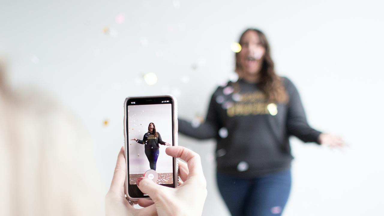 Ilustrasi Seorang perempuan menjadi viral di Tiktok dengan Viral 2,3 juta viewers, tampilan dengan body goals padahal hanya editan