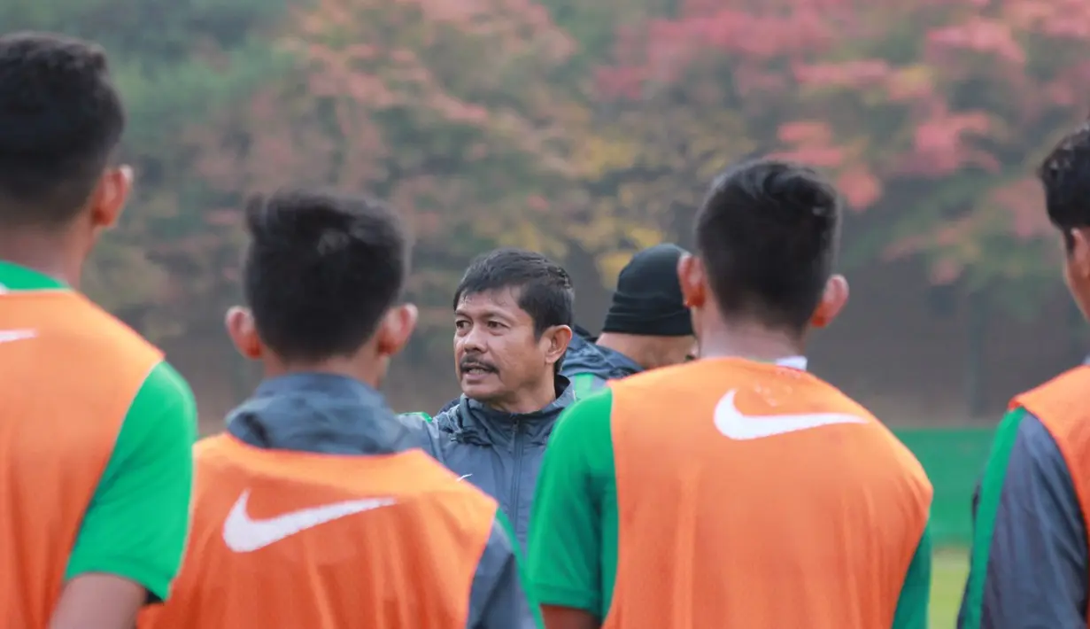 Pelatih Indra Sjafri memberi arahan kepada pemain Timnas Indonesia U-19 saat sesi latihan di Paju, Korea Selatan, Jumat (11/3). Latihan ini jelang laga ketiga Grup F kualifikasi Piala Asia U-19 2018 melawan Korea Selatan. (Liputan6.com/Dok PSSI)