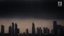 Awan hitam menyelimuti langit Jakarta, Senin (3/12). Badan Meteorologi Klimatologi dan Geofisika (BMKG) memperingatkan warga yang tinggal di wilayah rawan banjir untuk berhati-hati. (Liputan6.com/JohanTallo)