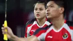 Ganda campuran Idonesia, Praveen Jordan/Melati Daeva Oktavianti sukses mengalahkan pasangan Denmark, Mathias Christiansen/Alexandra Boje di babak penyisian grup C Olimpiade Tokyo 2020 di Musashino Forest Plaza, Minggu (25/7/2021). (Foto: AFP/Pedro Pardo)