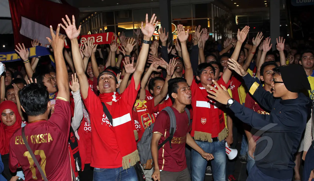 Sejumlah supporter Arsenal meneriakkan yel-yel saat nonton bola seru saat nonton bola seru Manchester United vs Arsenal di Karawang Central Plaza, Minggu (17/5/2015). Laga antara Manchester United dan Arsenal berakhir imbang. (Liputan6.com/Helmi Afandi)