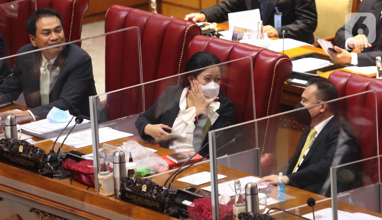 Ketua DPR Puan Maharani (tengah) berbincang dengan Wakil Ketua DPR Sufmi Dasco Ahmad (kanan) saat memimpin Rapat Paripurna Pembukaan Masa Persidangan IV Tahun Sidang 2020-2021 di Kompleks Parlemen, Senayan, Jakarta, Senin (8/3/2021). (Liputan6.com/Angga Yuniar)