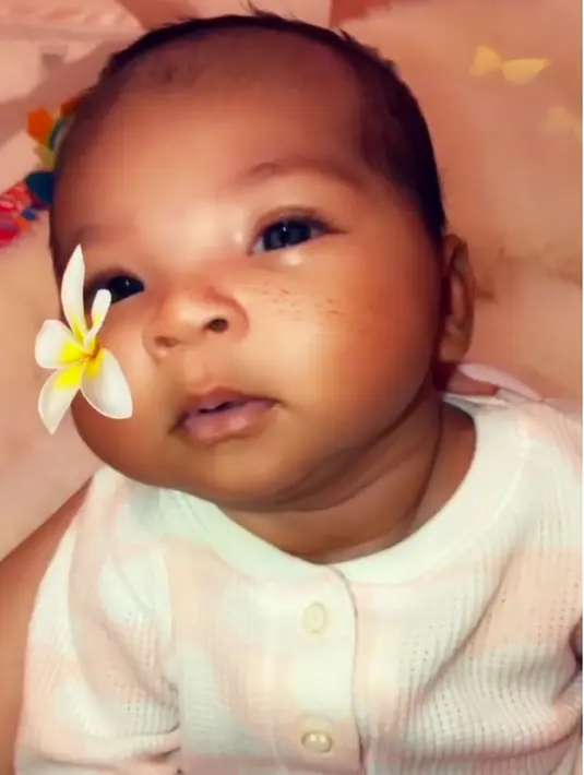 Soal anak Khloe sendiri menuliskan dalam appnya bahwa miliki bayi, meski melelahkan, membuatnya lebih bertenaga dan melatih kesabarannya. (instagram/khloekardashian)