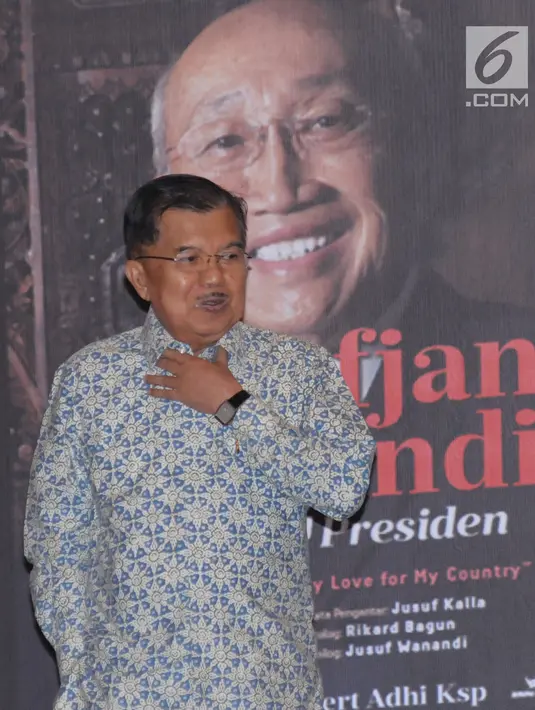 Wakil Presiden, Jusuf Kalla bersiap membuka bedah buku Sofjan Wanandi dan Tujuh Presiden di Jakarta, Rabu (23/5). Dalam sambutannya, JK mengatakan, Sofjan Wanandi memiliki jaringan yang sangat luas dan dikenal baik. (Liputan6.com/Helmi Fithriansyah)