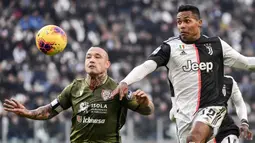 Gelandang Cagliari, Radja Nainggolan berebut bola dengan gelandang Juventus, Alex Sandro pada pertandingan lanjutan Liga Serie A Italia di Stadion Allianz, Turin (6/1/2020). Juventus menang telak atas Cagliari 4-0. (Marco Alpozzi / LaPresse via AP)