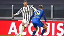 Pemain Juventus Cristiano Ronaldo (kiri) menggiring bola mencoba melewati pemain Udinese Jens Stryger Larsen pada pertandingan Liga Italia di Allianz Stadium, Turin, Italia, Minggu (3/1/2021). Juventus menang 4-1 dengan sumbangan dua gol dari Cristiano Ronaldo. (Marco Alpozzi/LaPresse via AP)