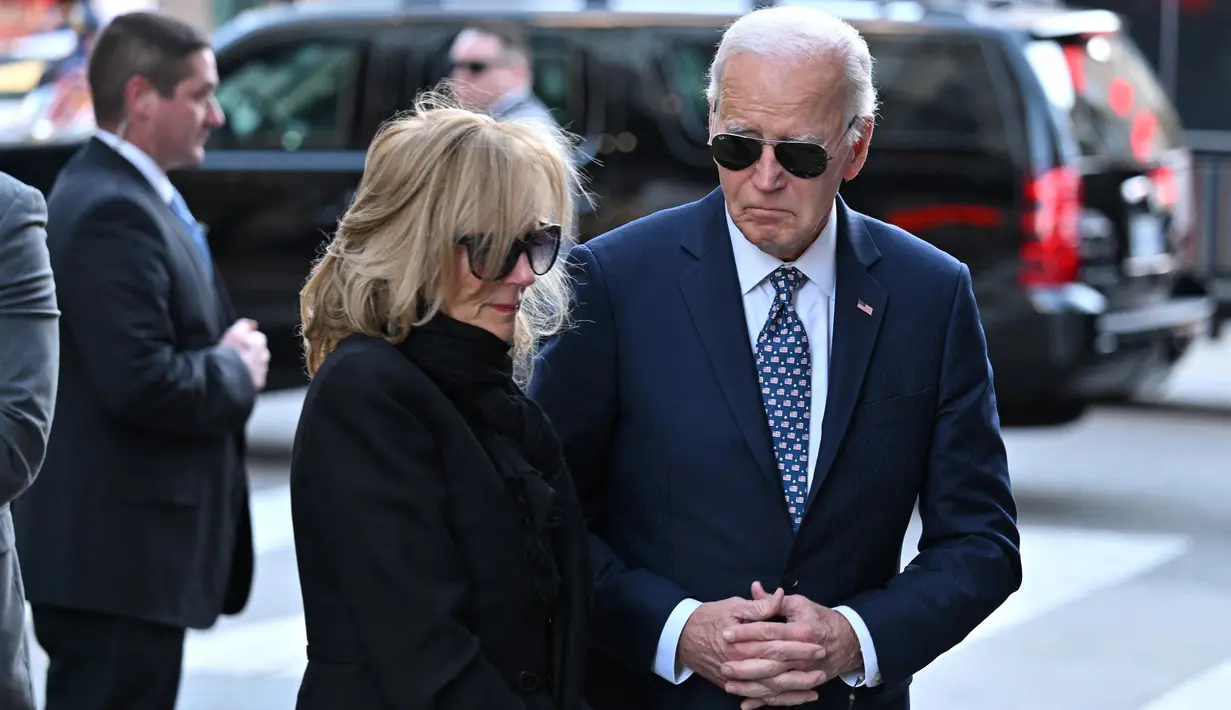 Presiden AS Joe Biden juga dijadwalkan bertemu dengan keluarga korban serangan penabrakan truk maut yang menewaskan 15 orang pada 1 Januari 2025 lalu. (ROBERTO SCHMIDT/AFP)