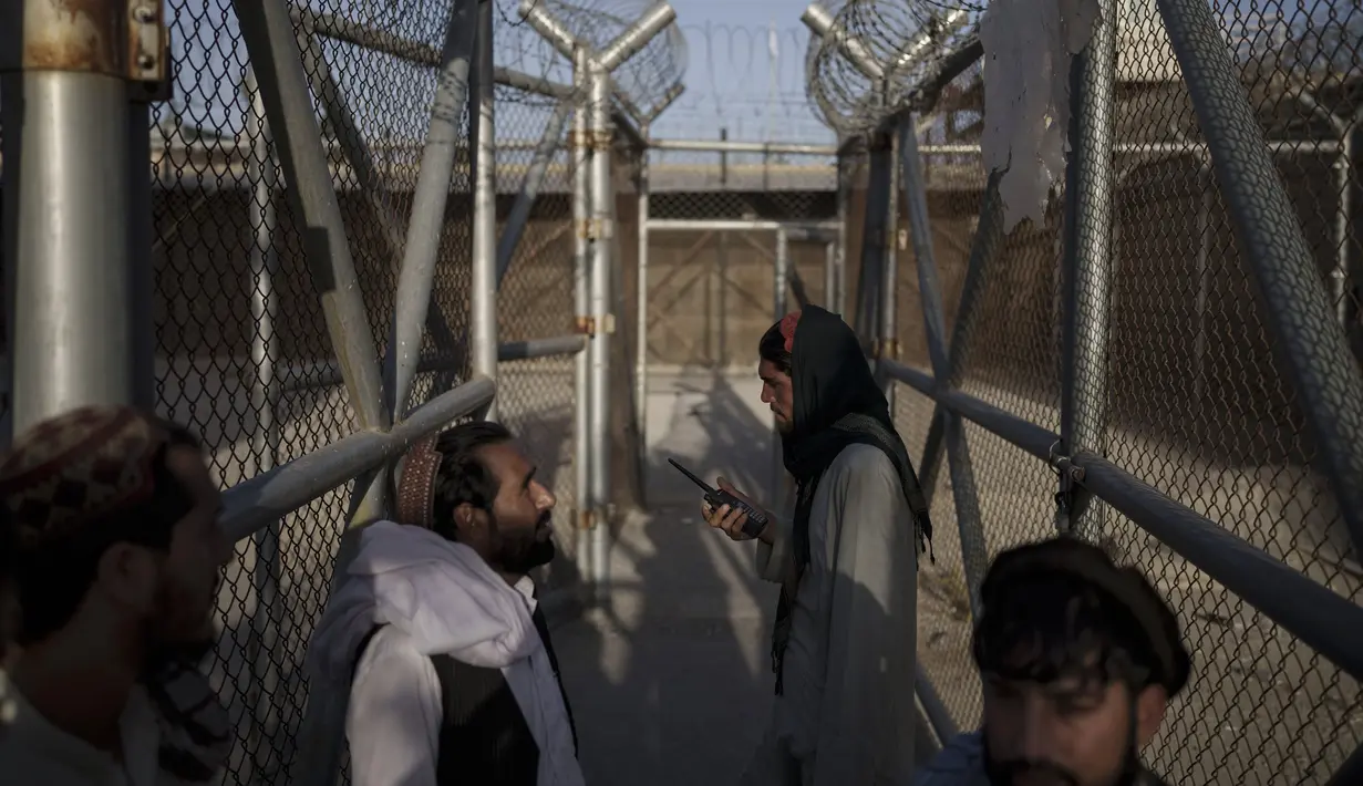 Pasukan Taliban memasuki tempat mereka menahan narapidana yang baru-baru ini ditangkap di penjara Pul-e-Charkhi di Kabul, Afghanistan, Senin (13/9/2021). Penjara Pul-e-Charkhi terkenal akan pelanggarannya dengan kondisi yang buruk serta kepadatan parah dengan ribuan tahanan. (AP Photo/Felipe Dana)