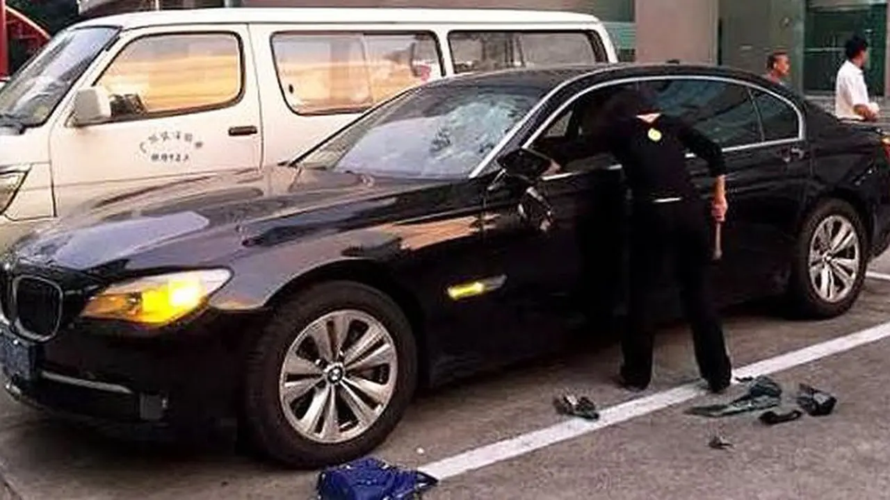 Ketahuan Selingkuh, BMW Seri 7 Dimartil Bini