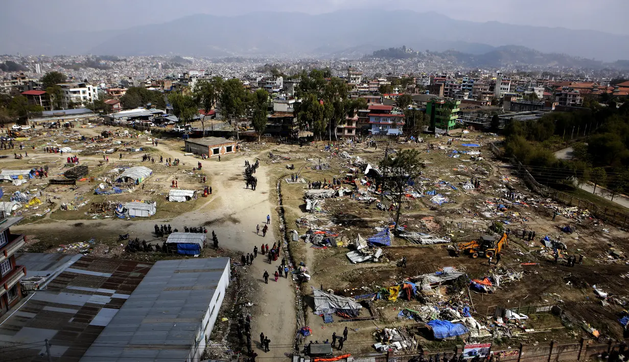 Pemandangan dari ketinggian tempat pengungsian korban gempa bumi di Chuchepati, Kathmandu, Nepal, Selasa (14/3). Diperkirakan kamp terbesar ini menampung sekitar 2.000 orang. (AP Photo)