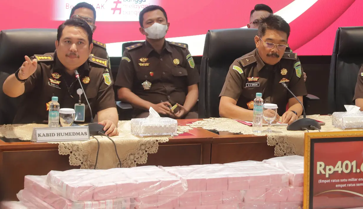 Kepala Bidang Hubungan Media dan Kehumasan Puspenkum Kejagung Tri Sutrisno  bersama Direktur Penyidikan Jampidsus Kejagung Saiful Bahri Siregar (kanan) memberikan keterangan terkait kasus dugaan korupsi tata kelola nikel di Gedung Bundar, Kejaksaan Agung, Jakarta, Senin, 31 Agustus 2026. (KLY/Arie Basuki).