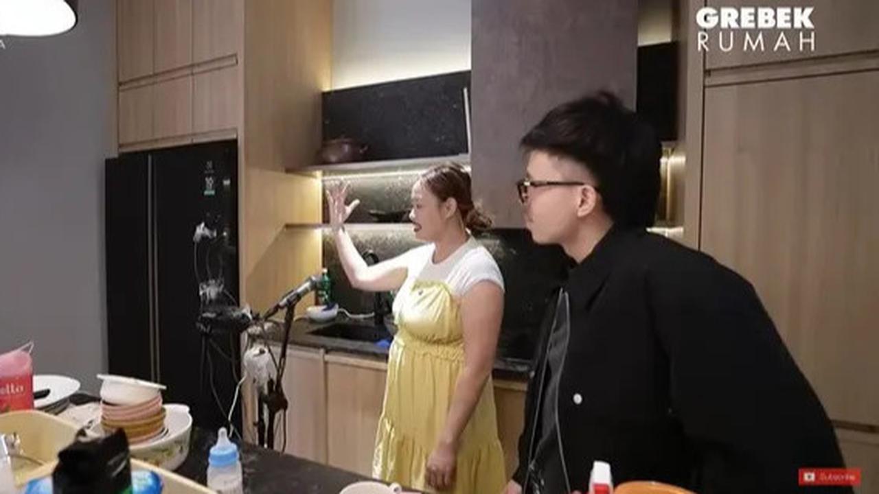 Mewah dan Elegan, Ini Potret Rumah Dua Lantai Pinkan Mambo Tampilan Dapur Curi Perhatian