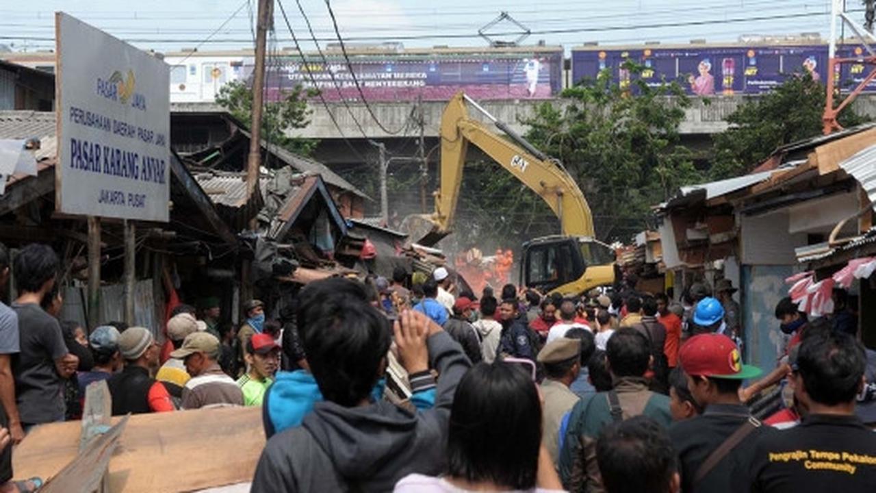 Tanggulangi banjir, 216 lapak di Pasar Karang Anyar dibongkar