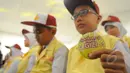 Seorang siswa menunjukkan pin Dokter Kecil-Mahir Gizi, Jakarta, Jumat (20/3/2015). (Liputan6.com/Herman Zakharia)