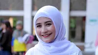 Prilly Latuconsina hadir dalam peluncuran Gerakan Nasional Mencintai Alquran (Ku Cinta Alquran) di Masjid Istiqlal, Jakarta Pusat, Senin (4/6/2018). Ia mengaku senang ikut terlibat dalam acara tersebut. (Deki Prayoga/Bintang.com)