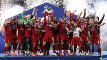 Pemain Liverpool Jordan Henderson mengangkat trofi juara Liga Champions usai mengalahkan Tottenham Hotspur di Stadion Wanda Metropolitano, Madrid, Spanyol, Sabtu (1/6/ 2019). (AP Photo/Francisco Seco)
