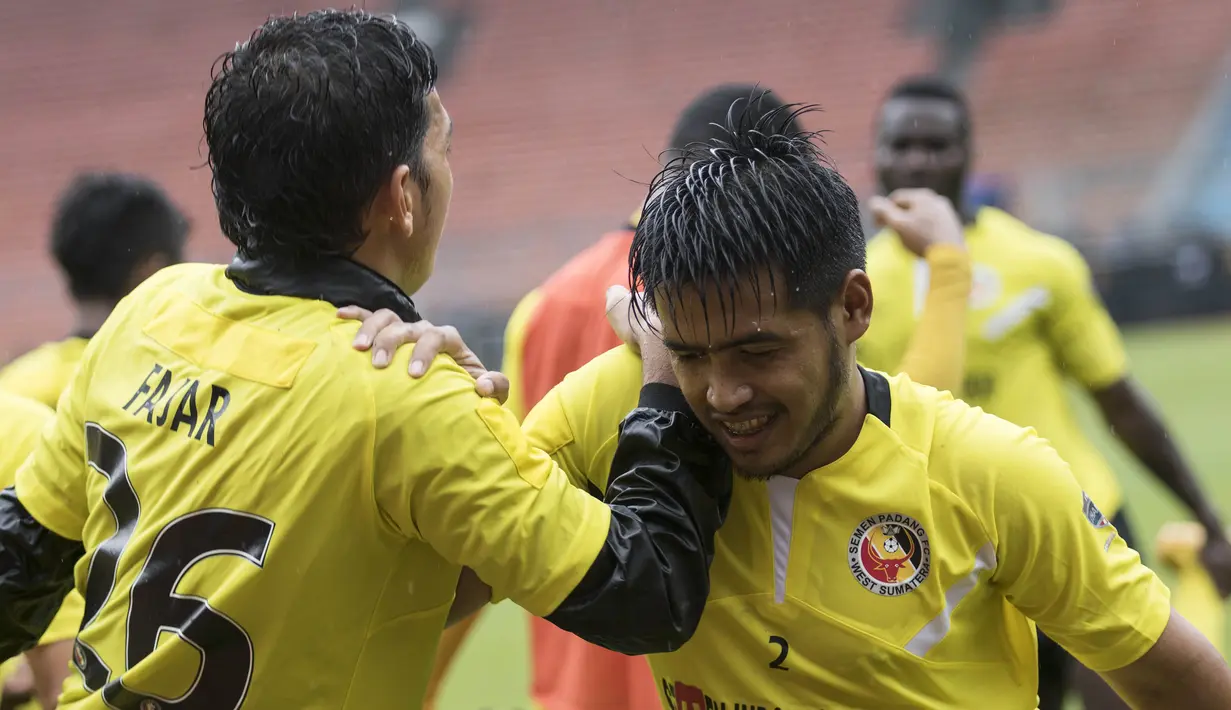 Pemain Semen Padang, Novan Setya, melakukan pendinginan usai latihan jelang laga final Piala Jenderal Sudirman di Stadion Gelora Bung Karno, Jakarta, Sabtu (23/1/2016). (Bola.com/Vitalis Yogi Trisna) 