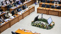 Suasana rapat kerja Menteri Kesehatan RI Budi Gunadi Sadikin dengan Komisi IX DPR di Gedung Parlemen, Jakarta, Rabu (8/2/2023). Rapat membahas penjelasan strategi percepatan pelaksanaan transformasi kesehatan tahun 2023, strategi percepatan penanganan penyakit tidak menular dan penyakit menular dan pemenuhan tenaga dokter spesialis melalui program Academic Health System (AHS) serta peta jalan lintas sektoral terkait kemandirian obat dan alat kesehatan dalam negeri. (Liputan6.com/Faizal Fanani)