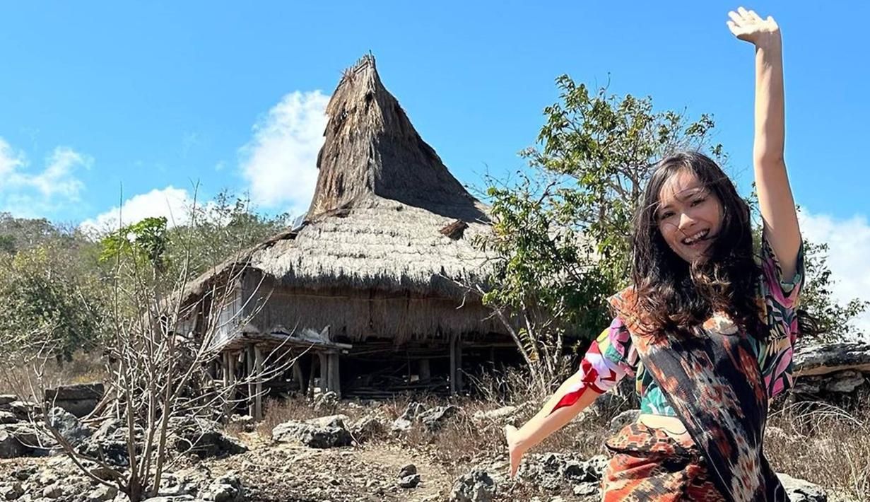 Sumba, memang menjadi salah satu destinasi wisata yang saat ini sangat ramai dikunjungi para wisatawan dalam negeri maupun dari luar negeri. Selain itu banyak para selebriti beberapa tahun terakhir ini menghabiskan waktu liburannya ke Sumba. Seperti halnya Jennifer Eve yang beberapa waktu belakangan potretnya dibagikan di media sosial Instagram.(Liputan6.com/IG/@jennifereve99)