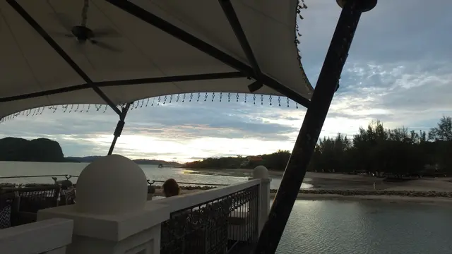 Nikmatnya Nikmati Sunset Tepat di Atas Lautan Andaman Langkawi