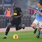 Penyerang Inter Milan, Romelu Lukaku (tengah) membawa bola dari kawalan tiga pemain Lazio pada pertandingan lanjutan Liga Serie A Italia di stadion Olimpiade Roma, Minggu, (16/2/2020). Lazio menang 2-1 atas Inter Milan.  (AFP/Andreas Solaro)