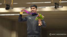 Dahaga medali emas cabang menembak di ajang Asian Games akhirnya terbayar pada Asian Games Hangzhou 2022 setelah Muhammad Sejahtera Dwi Putra merebutnya dari nomor perorangan 10 meter running target putra di Fuyang Yinhu Sports Centre, Hangzhou, China, Senin (25/9/2023). Medali emas tersebut seklaigus menjadi medali emas pertama Kontingen Indonesia pada Asian Games Hangzhou 2022. Selain medali emas, tim menembak putra yang terdiri dari Muhammad Sejahtera Dwi Putra beserta dua rekannya, Muhammad Badri Akbar dan Irfandi Julio juga mempersembahkan satu medali perunggu dari nomor 10 meter running target beregu putra. (NOC Indonesia)