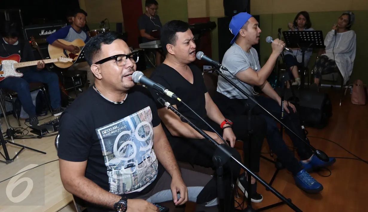 (Ki-ka) Vokalis Kahitna, Carlo, Hedi Yunus dan Mario menggelar latihan persiapan konser di studio kawasan Tebet, Jakarta, Rabu (3/2). Menginjak usia ke-30 tahun, Kahitna akan menggelar konser pada 13 Februari 2016 di JCC. (Liputan6.com/Herman Zakharia)