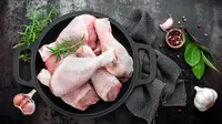 Pastikan daging ayam yang akan kita olah layak dikonsumsi./Copyright shutterstock.com