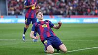 Gelandang Barcelona, Fermin Lopez, merayakan gol yang dicetaknya ke gawang Levante dalam laga lanjutan La Liga Spanyol di Camp Nou, Minggu (22/2/2026). (Josep LAGO / AFP)
