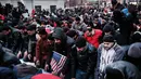 Ratusan pengunjuk rasa melakukan salat berjamaah di New York, AS (2/2). Unjuk rasa dilakukan karena adanya perintah eksekutif Donald Trump yang melarang imigran dan pengungsi dari tujuh negara mayoritas muslim. (Spencer Platt / Getty Images / AFP)