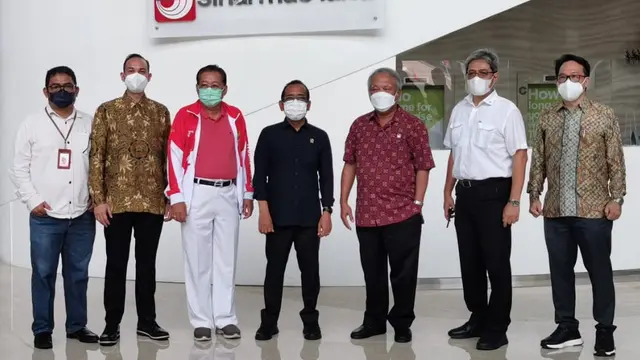 Jajaran Direksi Sinar Mas Land menerima kunjungan kerja Menteri Sekretaris Negara Pratikno dan Menteri Pekerjaan Umum dan Perumahan Rakyat  Basuki Hadimuljono di kawasan BSD Green Office Park. (Dok Sinar Mas)