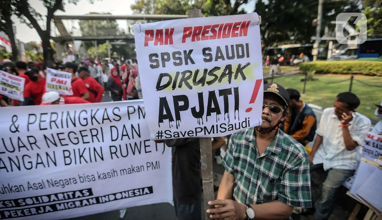 Dalam aksinya, massa secara resmi mendesak Presiden Jokowi dalam tiga hal. (Liputan6.com/Faizal Fanani)