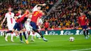Spanyol langsung unggul cepat di menit ke-4. Tendangan bebas Torres ke tiang jauh disambut tandukan Le Normand. (AP Photo/Manu Fernandez)