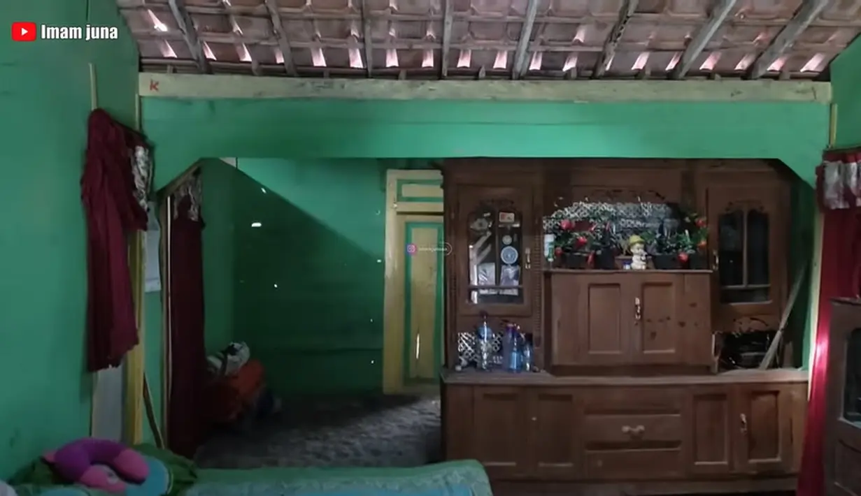 Lemari model lama menutupi rumah kedua yang ada dibelakangnya.  [Youtube/Imam juna]