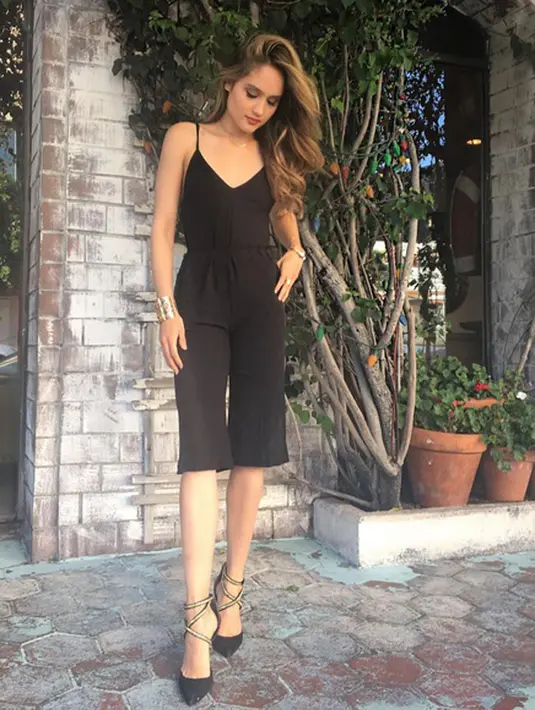 Hampir dua tahun meniti karier sebagai pekerja seni di dunia hiburan Hollywood, Cinta membuktikan kemampuan yang dimilikinya. Ia berhasil bersanding dengan artis-artis Hollywood, dan membintangi beberapa film di sana. (Instagram/claurakiehl)