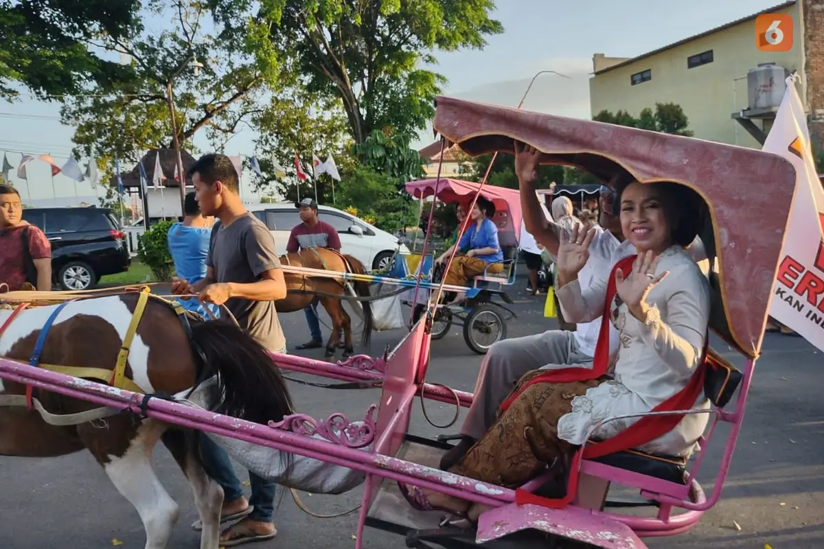 Daftar ke KPU Naik bendi, Bacaleg Gerindra Pakai Baju Adat Jawa Lengkap