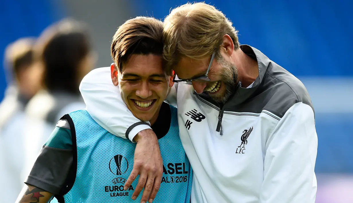 Pelatih Liverpool, Jurgen Klopp (kanan) berbincang Roberto Firmino saat sesi latihan ringan di St. Jakob -Park , Basel , Swiss, (17/5). Liverpool menutup perjalanan mereka di Premier League dengan menempati peringkat 8 klasemen. (Reuters / Arnd Wiegmann)