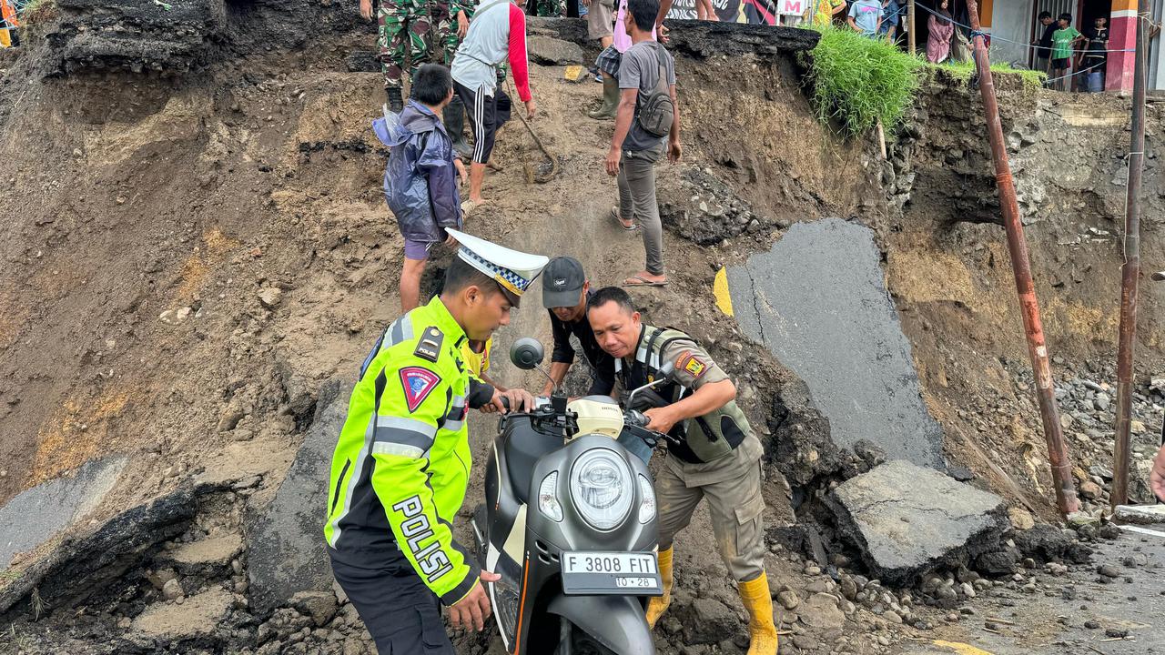 Luapan Sungai Terjang Jembatan Cidadap Sukabumi Sampai Ambruk, Akses Dua Desa Terputus Total