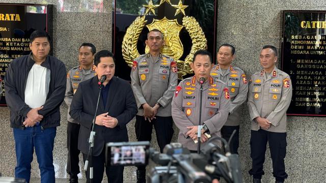 Ketua Umum PSSI Erick Thohir menemui Kapolri Jenderal Listyo Sigit Prabowo di Mabes Polri, Jakarta Selatan. Salah satu yang dibahas dan dipersiapkan adalah gelaran Piala Presiden 2024. Tampak mendampingi Maruarar Sirait.