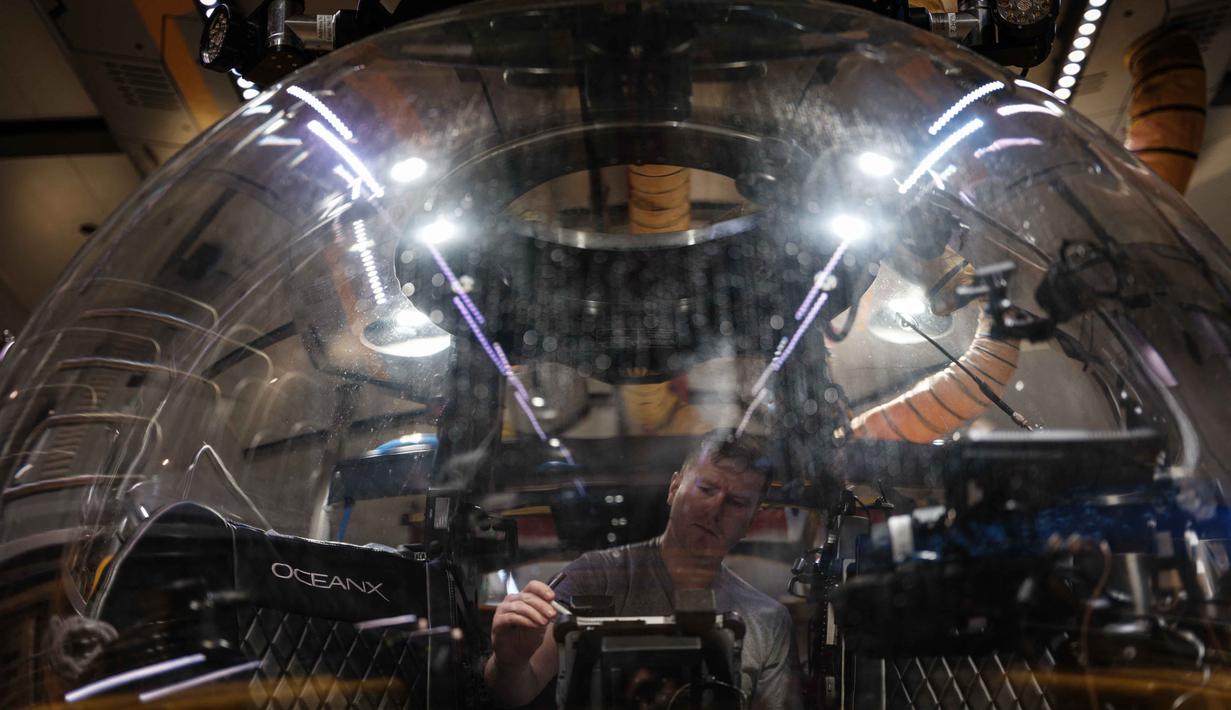 Melalui teknologi kapal selam canggih dan peralatan pemantauan modern, ekspedisi ini diharapkan dapat memberikan data baru mengenai kondisi ekosistem laut dalam serta potensi keanekaragaman spesies yang hidup di dalamnya. Tampak dalam foto yang diambil pada 12 Januari 2026 menunjukkan seorang pilot kapal selam memeriksa kapal sebelum misi laut dalam di OceanXplorer, sebuah kapal penelitian yang dioperasikan oleh organisasi nirlaba kelautan OceanX, di perairan lepas pantai pulau Sulawesi. (YASUYOSHI CHIBA/AFP)