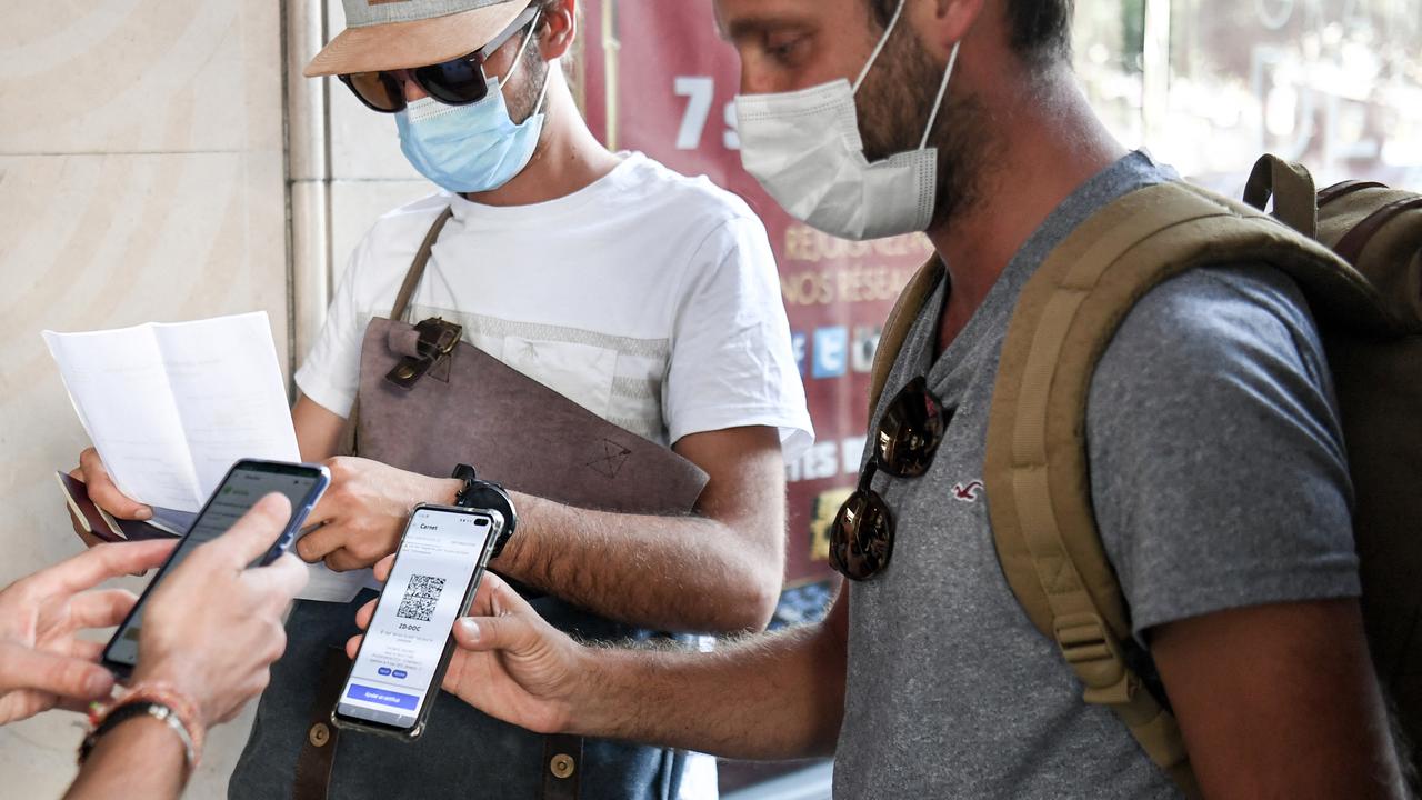 Pengecekan Paspor Kesehatan di Bioskop Paris