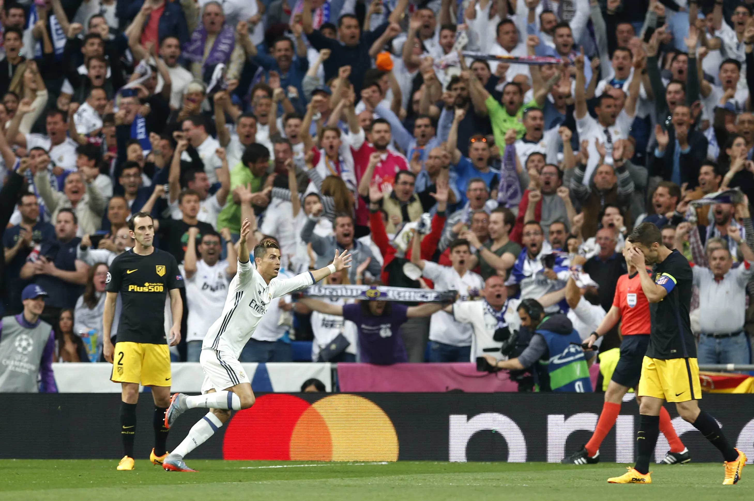 Bintang Real Madrid Cristiano Ronaldo (dua dari kiri) merayakan gol pertamanya ke gawang Atletico Madrid pada leg pertama semifinal Liga Champions di Estadio Santiago Bernabeu, Rabu (3/5/2017) dinihari WIB. (AP Photo/Francisco Seco)