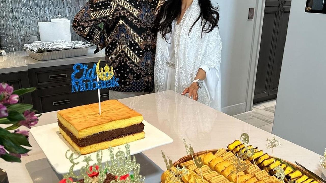 Farah Quinn, sosok yang dikenal sebagai chef handal serta pribadi yang ramah, memilih untuk merayakan Lebaran dengan gaya yang khas dan hangat. <br>
