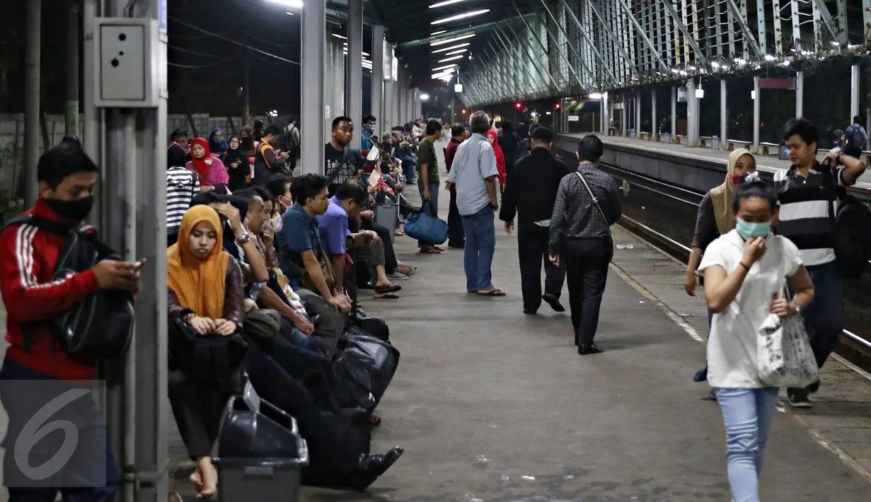 Penumpang tampak menunggu KRL commuter line Jakarta Kota-Bogor di Stasiun Pasar Minggu, Jakarta, Selasa (24/11). Pohon tumbang di perlintasan KRL antara Citayam dan Bojonggede, membuat perjalanan kereta terganggu. (Liputan6.com/Immanuel Antonius)