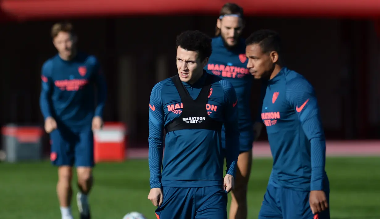 Bek Sevilla, Joris Gnagnon (kanan) mengikuti sesi latihan sebelum menjamu Chelsea pada matchday kelima Grup E Liga Champions, di sport City di Seville pada Selasa (1/12/2020). Pertandingan antara Sevilla kontra Chelsea nanti akan menjadi laga perebutan gelar juara grup E. (CRISTINA QUICLE /AFP)